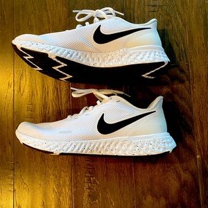 Worn once Womens White and Black Nike shoes size 11